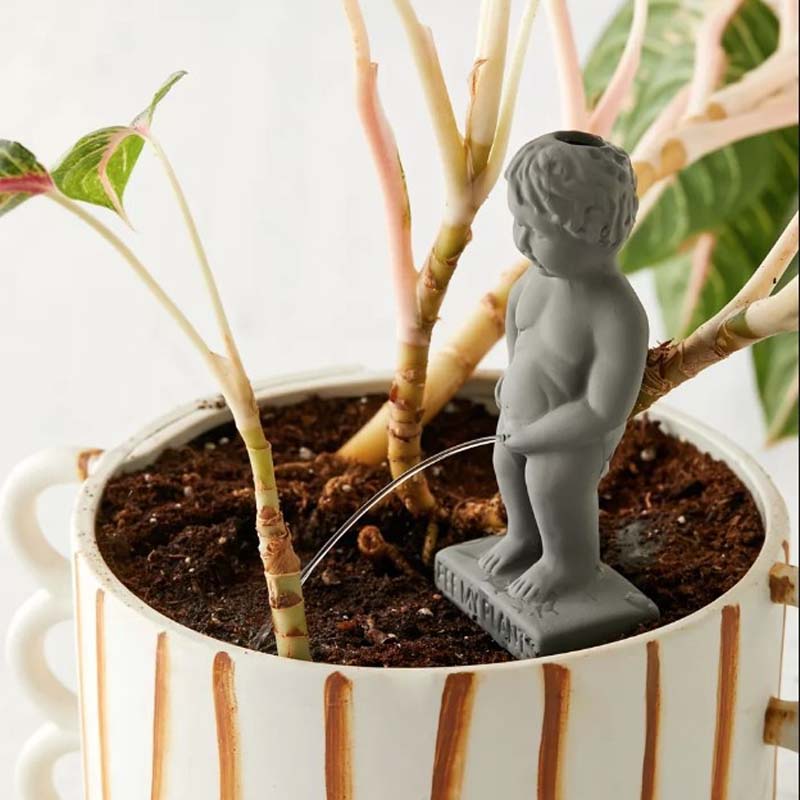 Plassende jongen die zelf water geeft