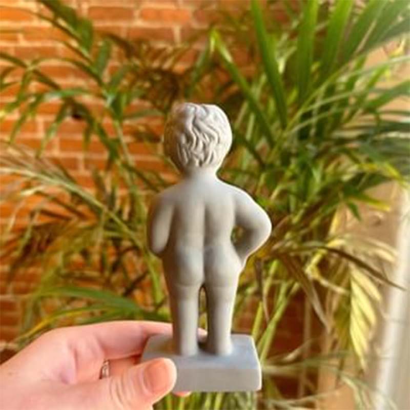 Plassende jongen die zelf water geeft