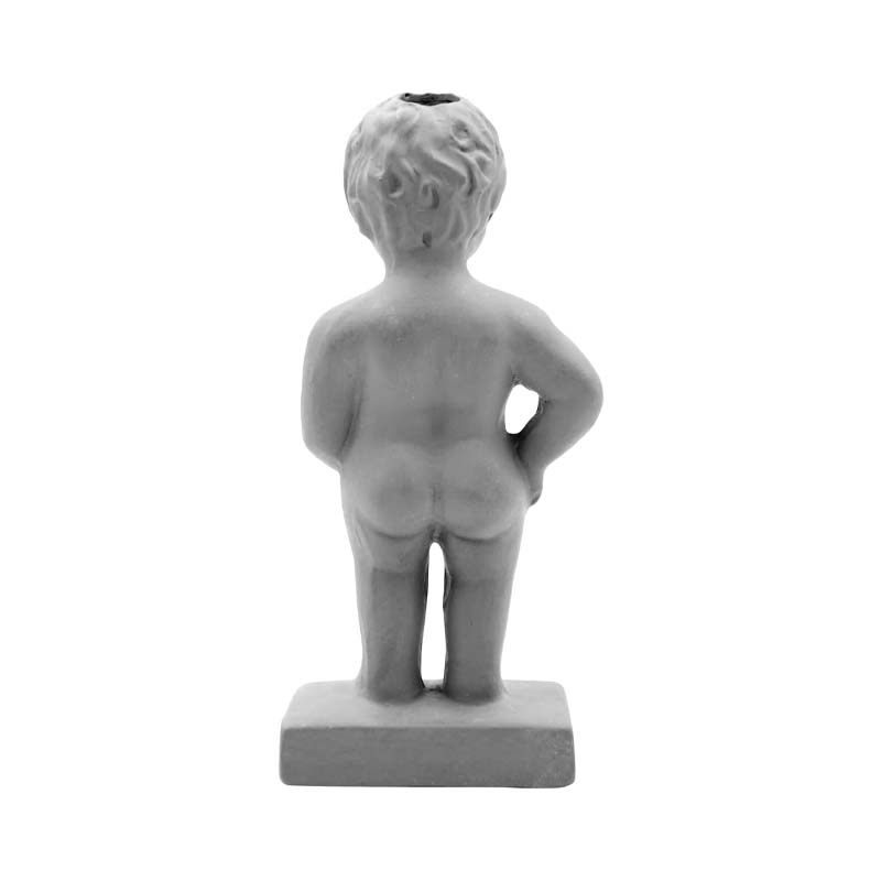 Plassende jongen die zelf water geeft