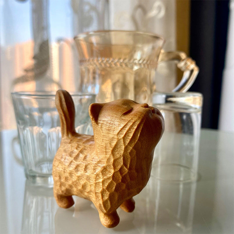 Petit chat mignon en bois