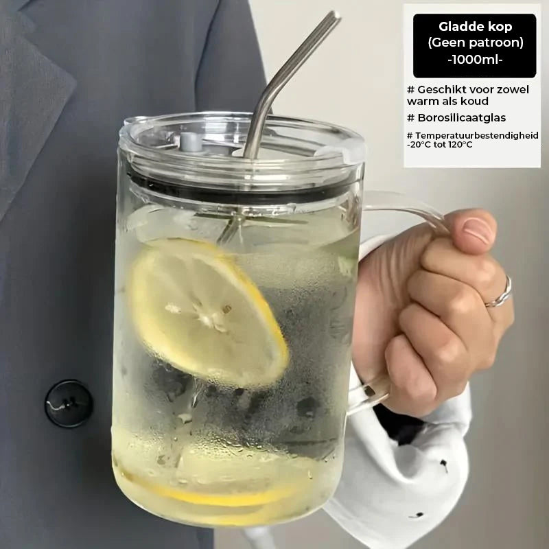 Grote glazen beker met deksel en rietje