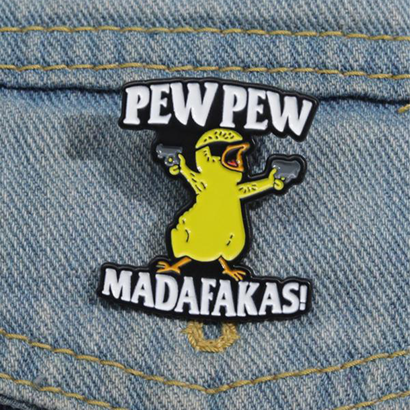 Letter & cartoon eend ontwerp broche