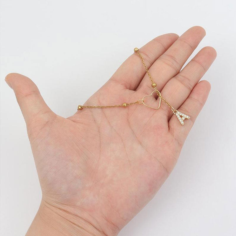 Collier avec pendentif en forme de cœur et de lettre