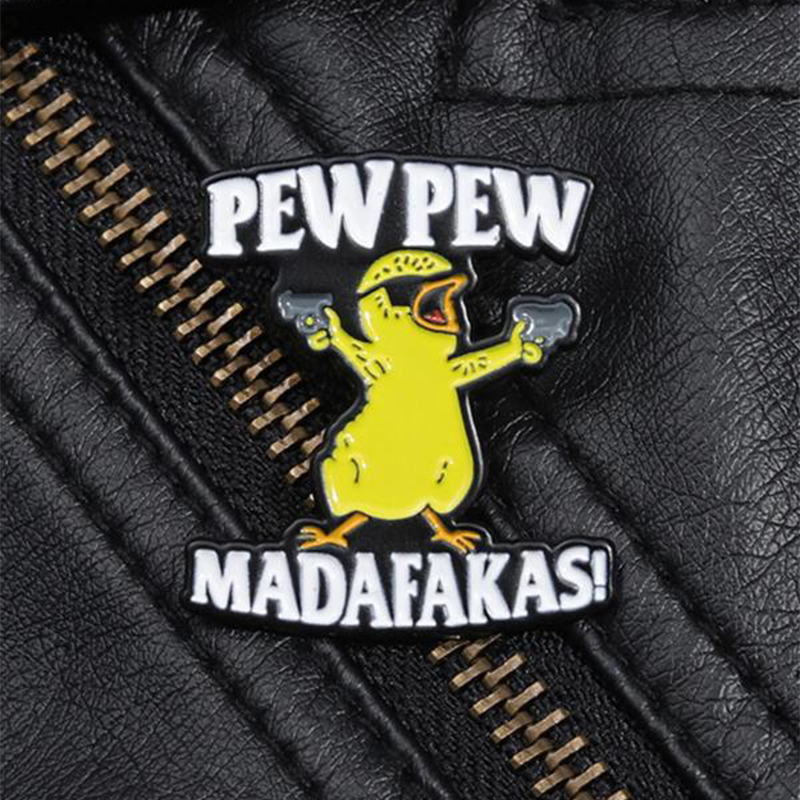 Letter & cartoon eend ontwerp broche