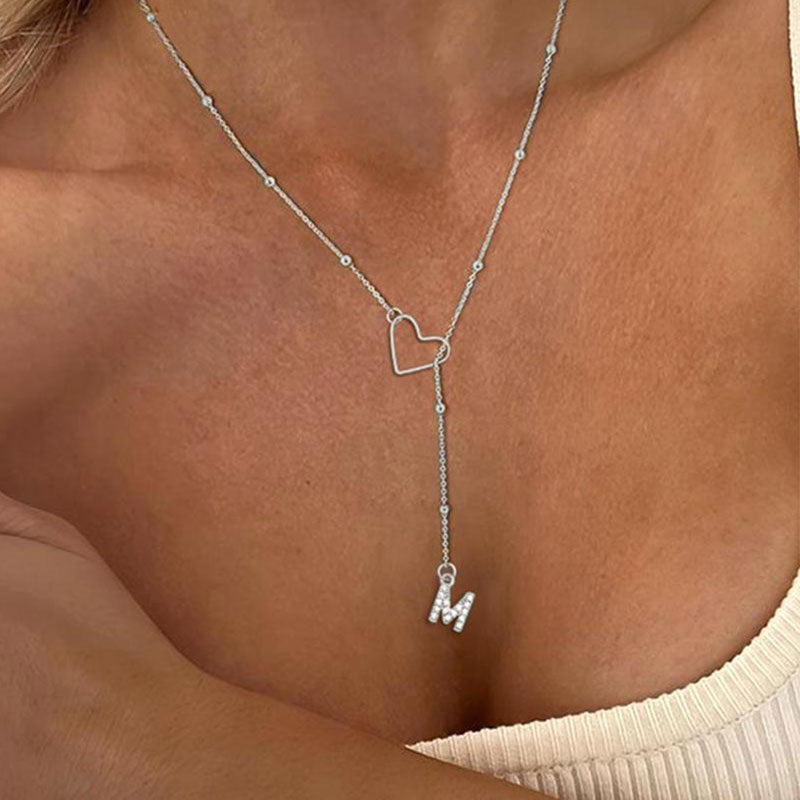 Collier avec pendentif en forme de cœur et de lettre