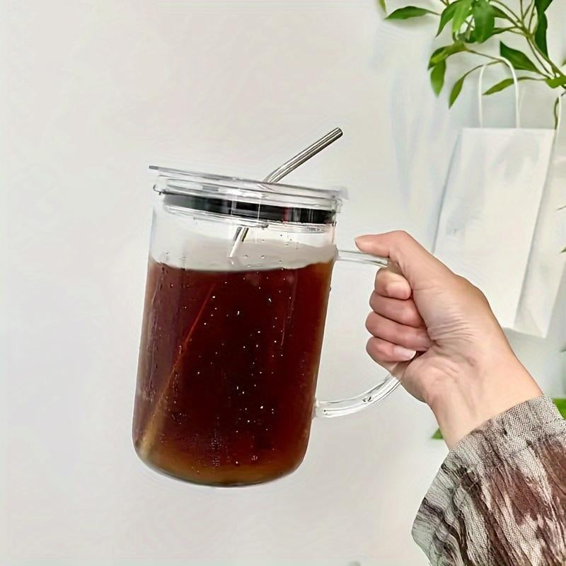 Grote glazen beker met deksel en rietje
