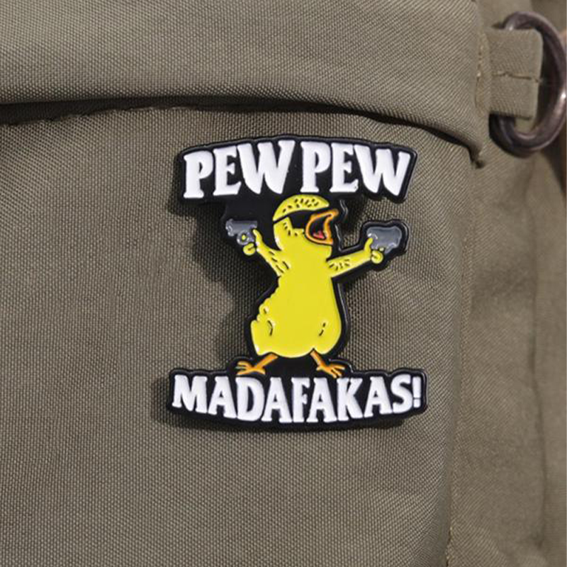 Letter & cartoon eend ontwerp broche