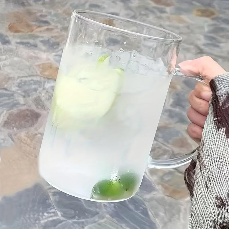 Grote glazen beker met deksel en rietje