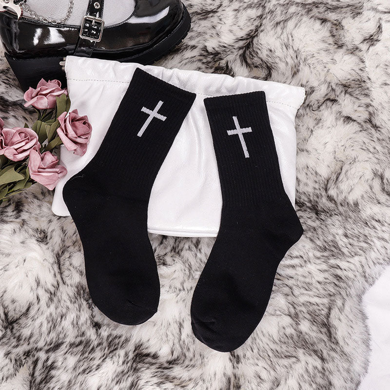 Chaussettes noires et blanches avec croix