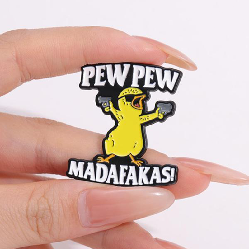 Letter & cartoon eend ontwerp broche