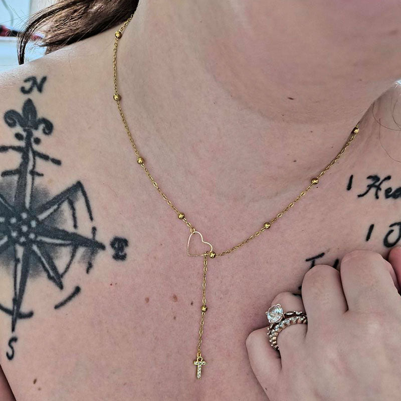 Collier avec pendentif en forme de cœur et de lettre