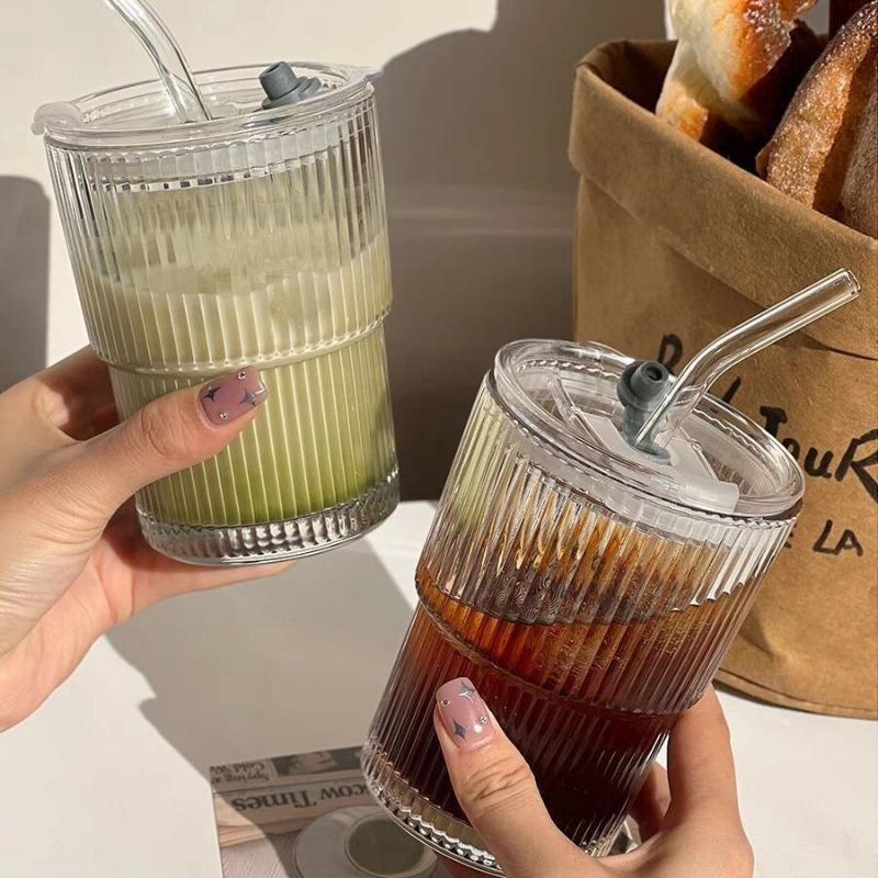 Gobelet en verre avec paille et couvercle