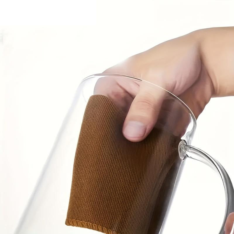Grote glazen beker met deksel en rietje
