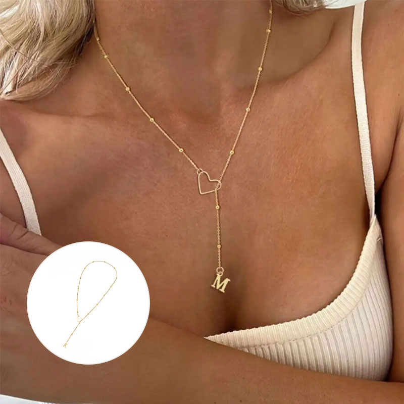 Collier avec pendentif en forme de cœur et de lettre