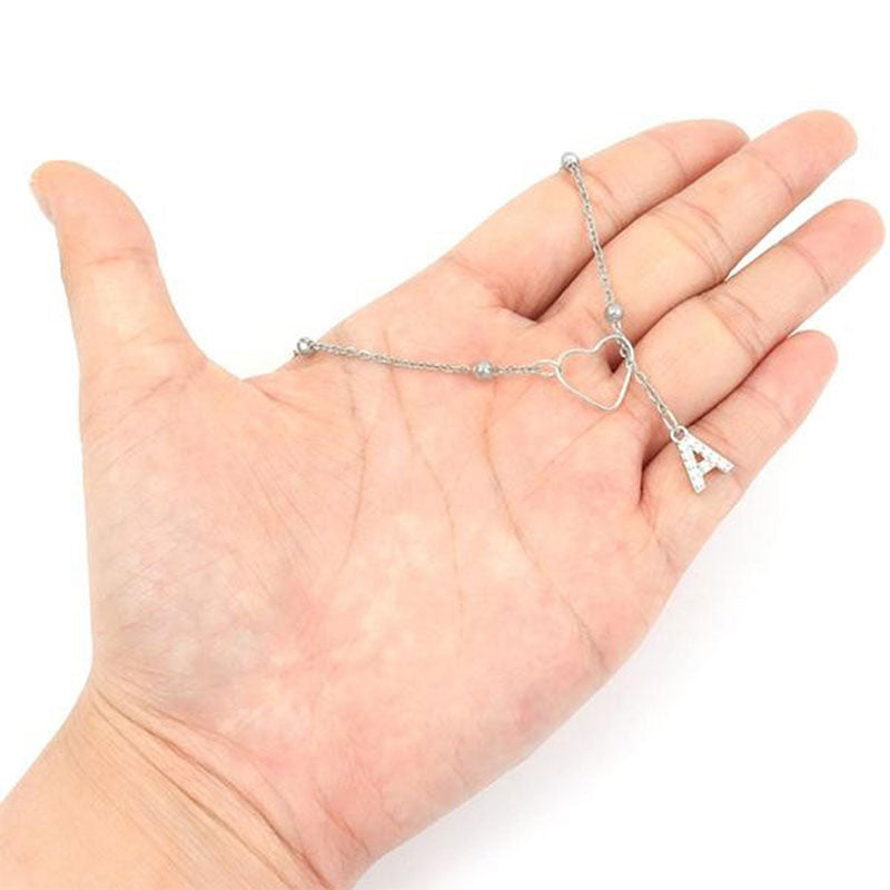 Collier avec pendentif en forme de cœur et de lettre