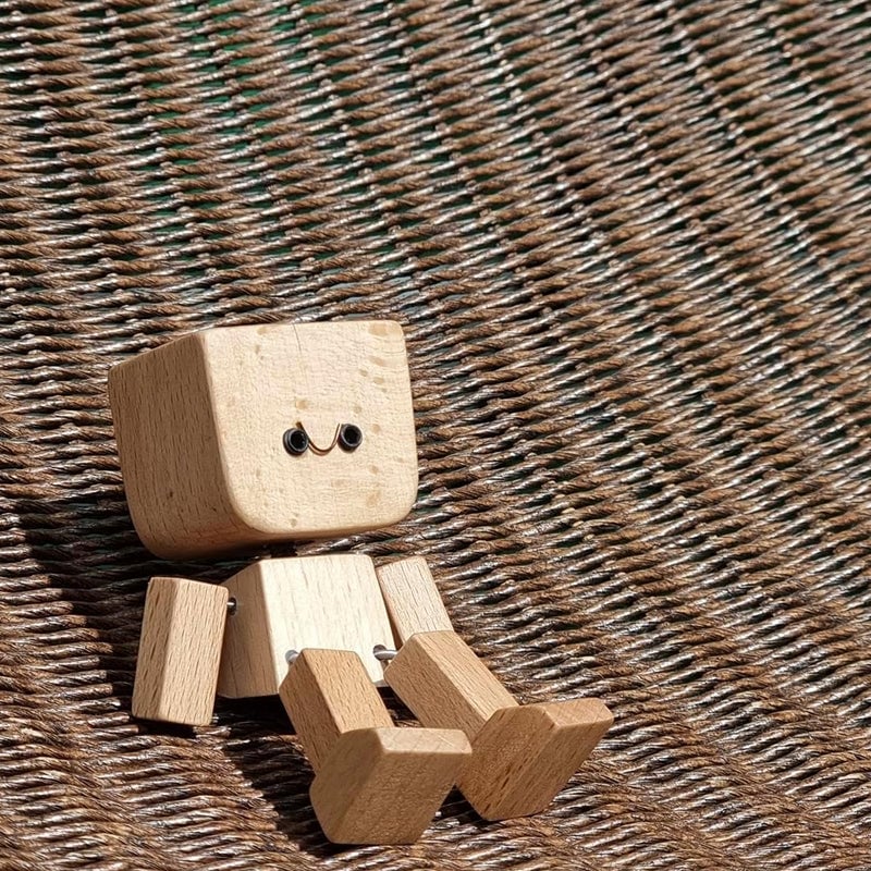Figurine en bois vibrante