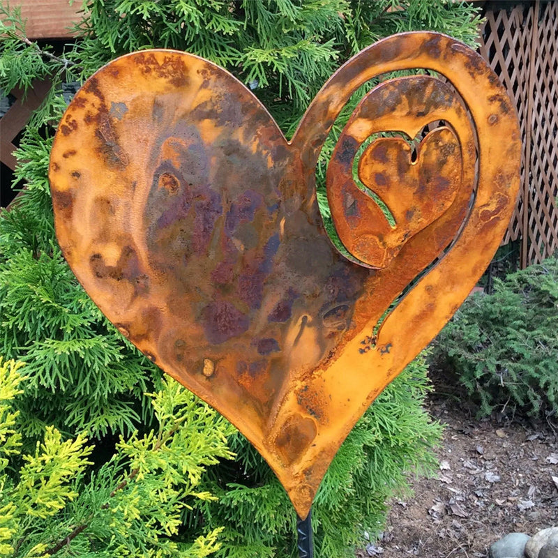 Un coeur rouillé dans le jardin