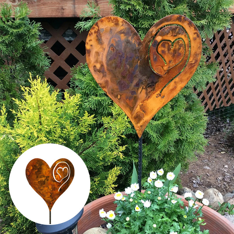 Un coeur rouillé dans le jardin