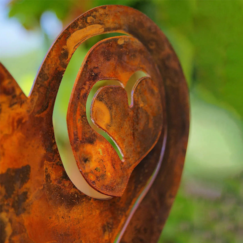 Un coeur rouillé dans le jardin