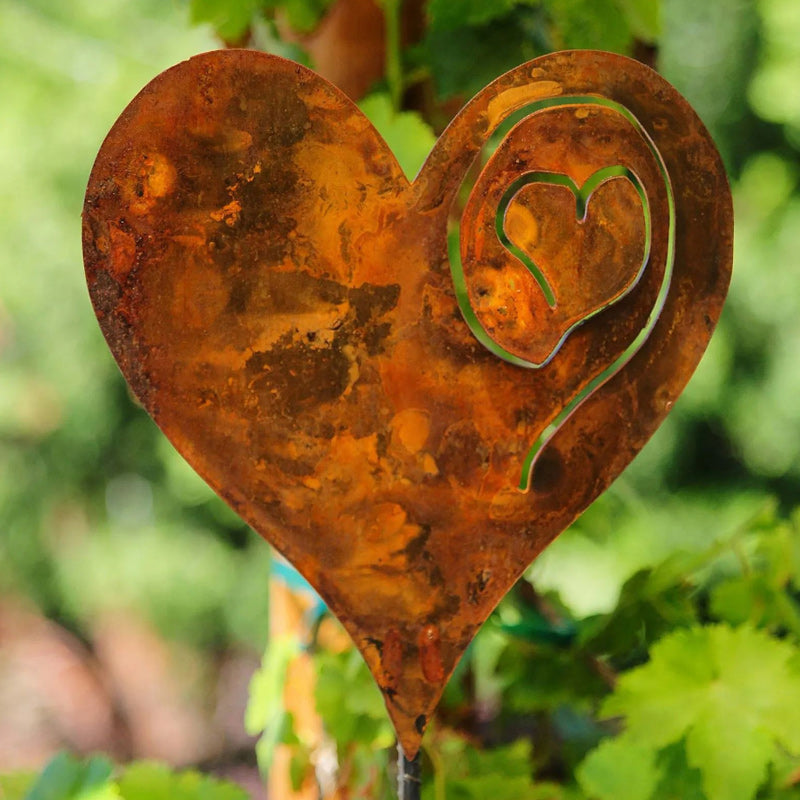 Un coeur rouillé dans le jardin