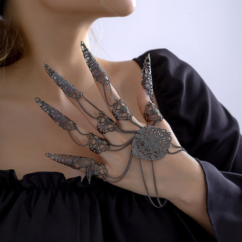 Bracelet gothique en métal découpé avec gants