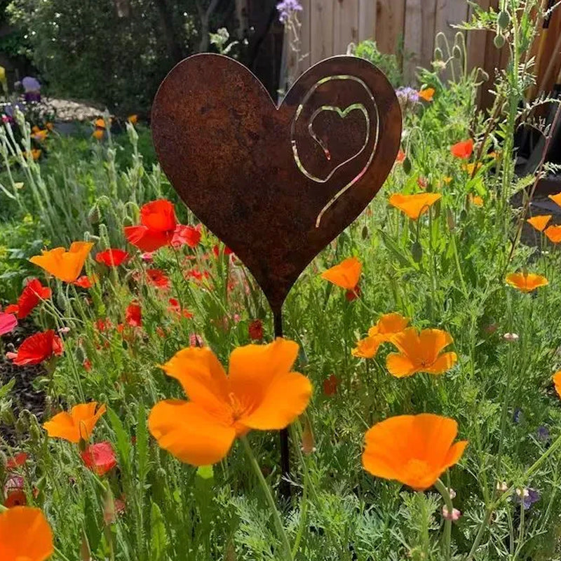 Un coeur rouillé dans le jardin