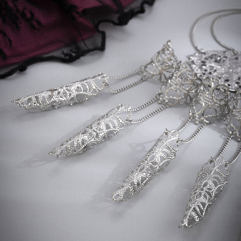 Bracelet gothique en métal découpé avec gants