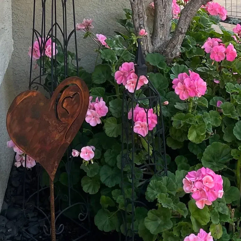 Un coeur rouillé dans le jardin