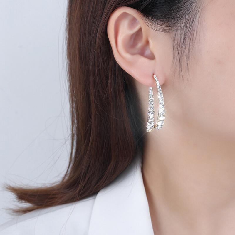 Boucles d'oreilles incurvées en croix à la mode