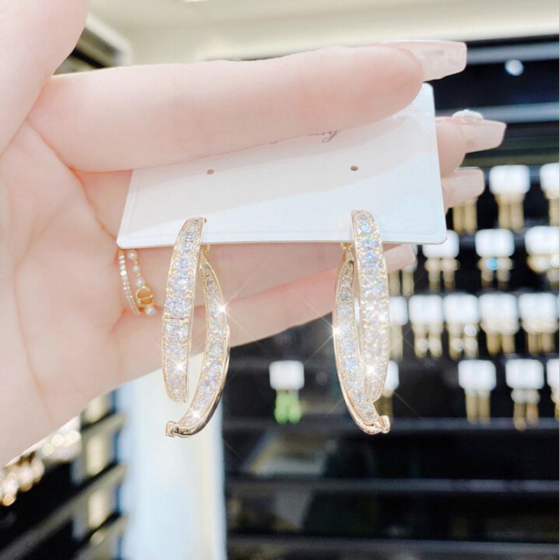 Boucles d'oreilles incurvées en croix à la mode