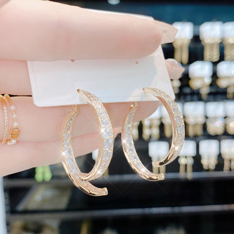 Boucles d'oreilles incurvées en croix à la mode