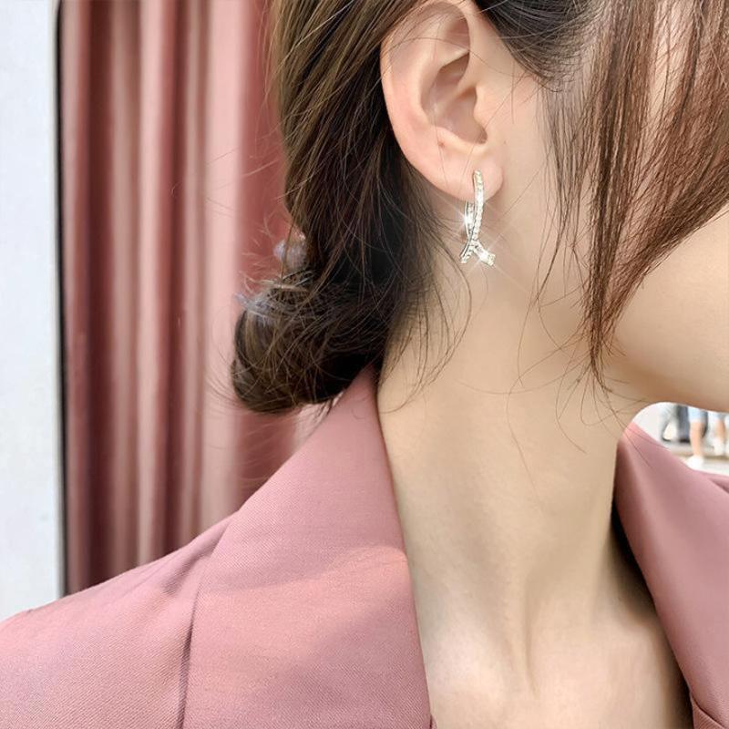 Boucles d'oreilles incurvées en croix à la mode