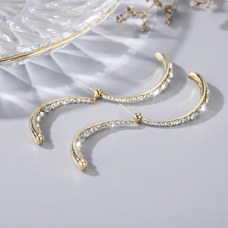 Boucles d'oreilles incurvées en croix à la mode