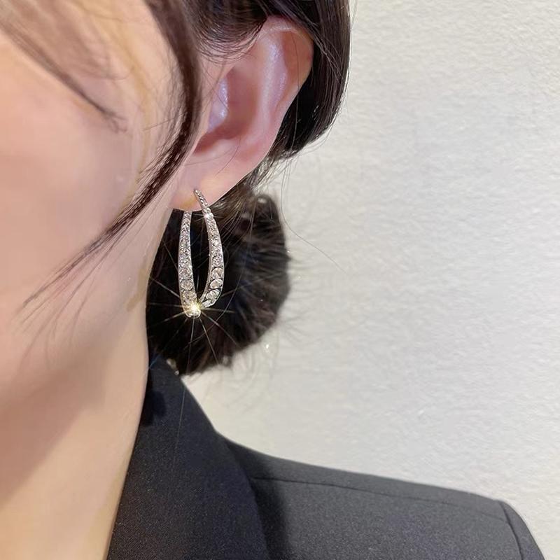 Boucles d'oreilles incurvées en croix à la mode