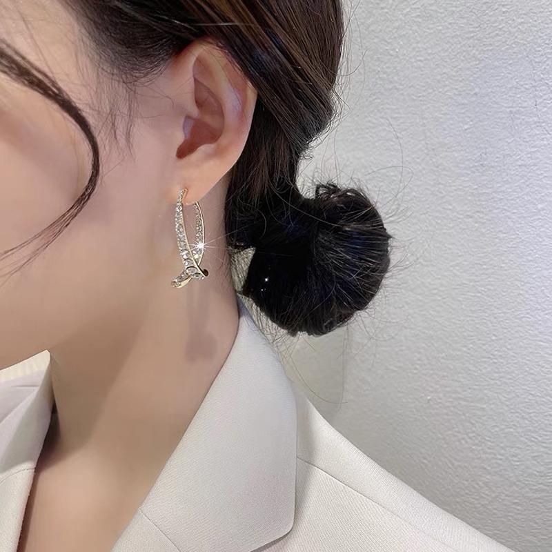 Boucles d'oreilles incurvées en croix à la mode