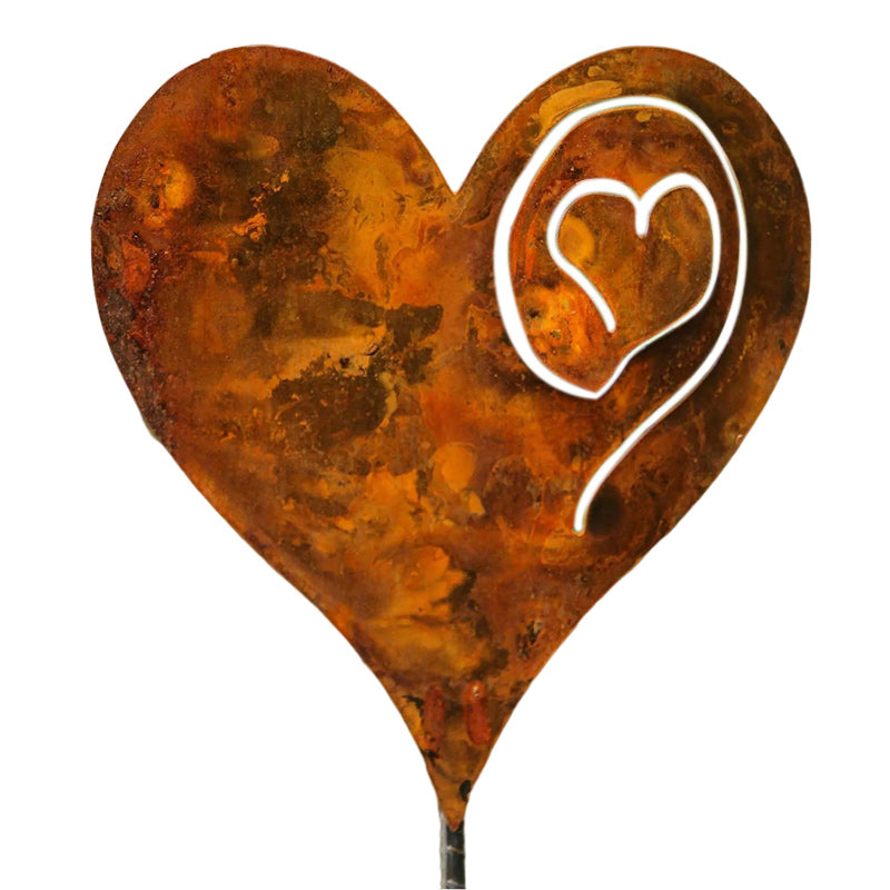 Un coeur rouillé dans le jardin
